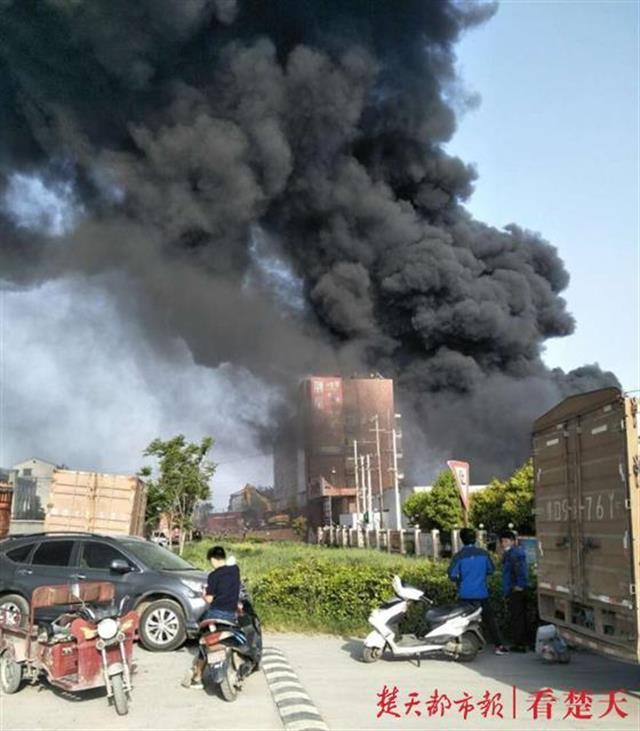 荆州沙市区一塑业公司起火
