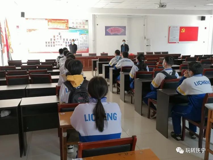 抚宁一中再见身着校服的学生
