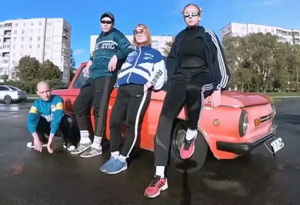 全员阿迪达斯裤没有阿迪的土嗨不算是正宗俄式土嗨,阿迪达斯在