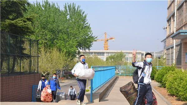 實拍濟南青島開學首日,開學不容易,加油吧高三學子!