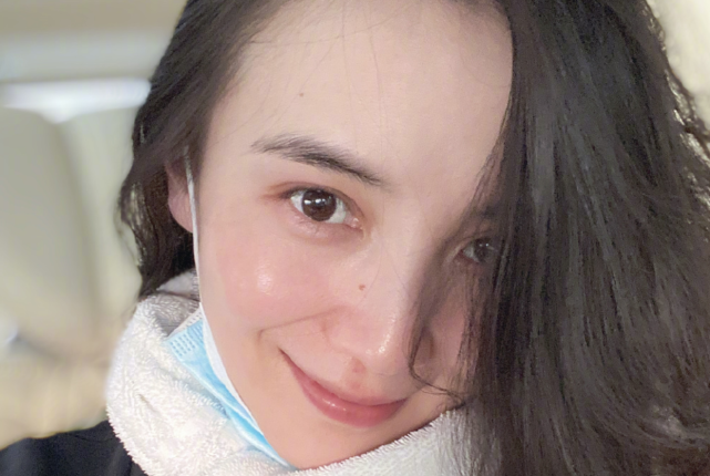 宋佳晒运动后自拍,面色潮红气色佳,素颜状态下皮肤超好