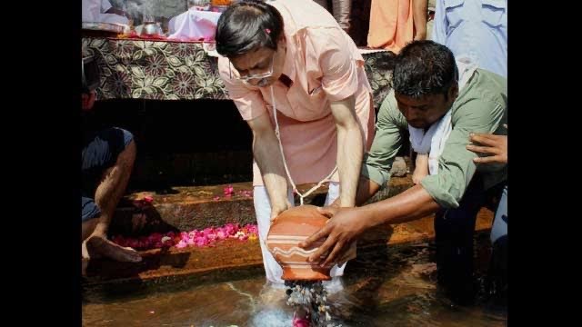 印度一火葬场储藏柜占满,骨灰盒只能挂树上,家属请求将骨灰撒入恒河