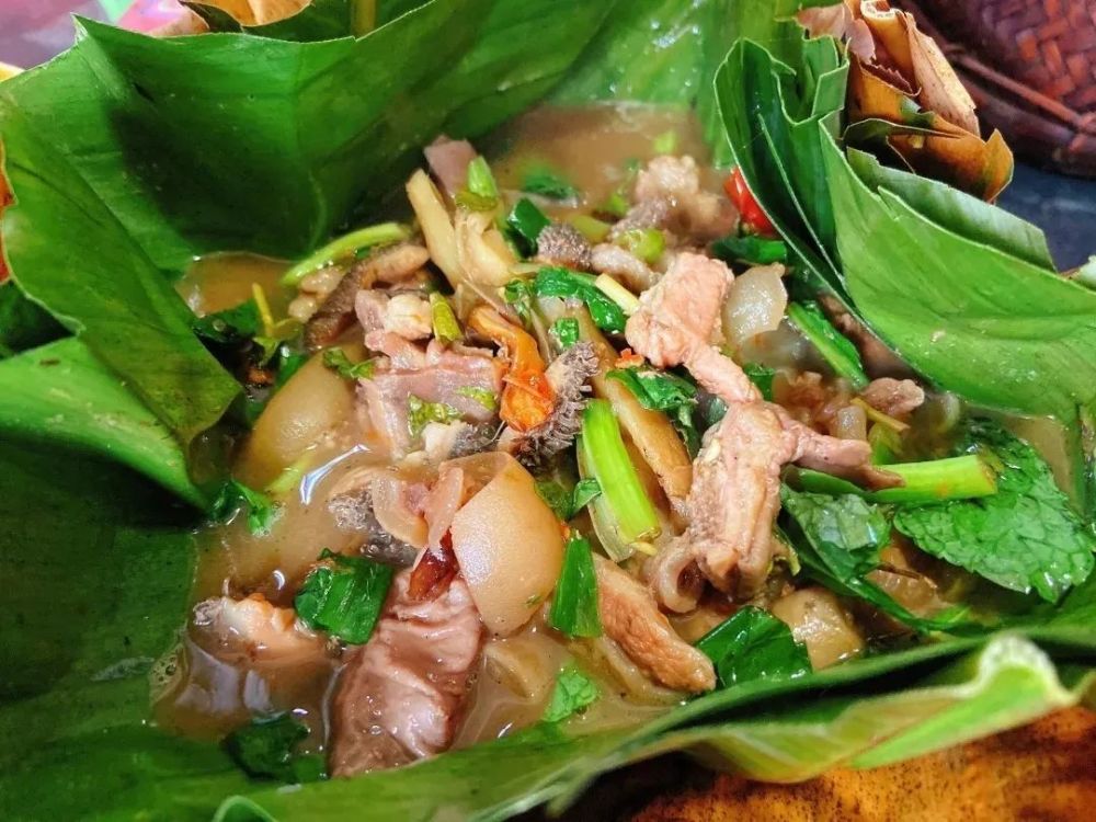 比寻常味道更多一层蕉叶清香芭蕉叶包烧出来的肉和菜哎哟可拉倒吧我们