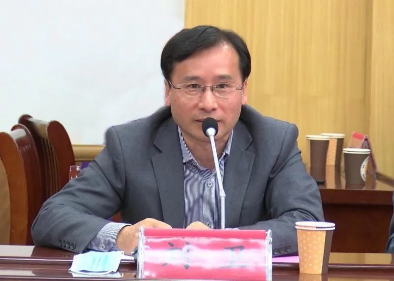 副市长朱本芳对项目有关情况作详细介绍市长吴瑞新主持签约活动项目