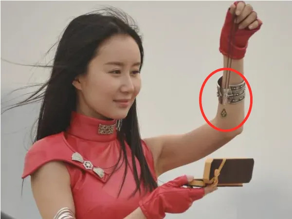 魔幻手机傻妞有多前卫来看看她的服装就知道是我们太过时