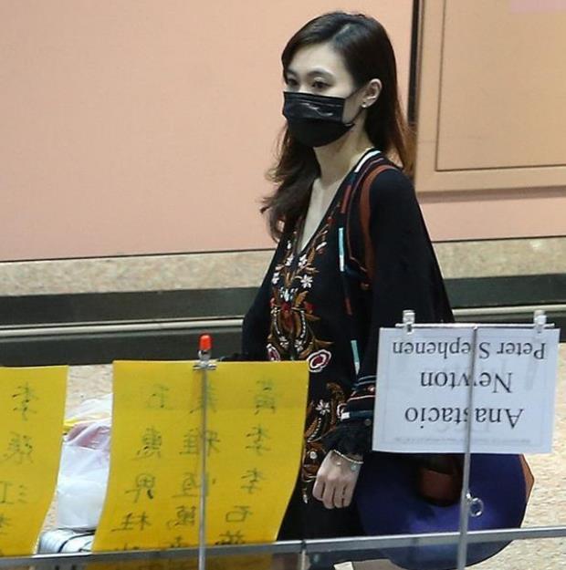 都有着非常高的传唱度,而生活里的他早就已经结婚,妻子孟小蓓是圈外人