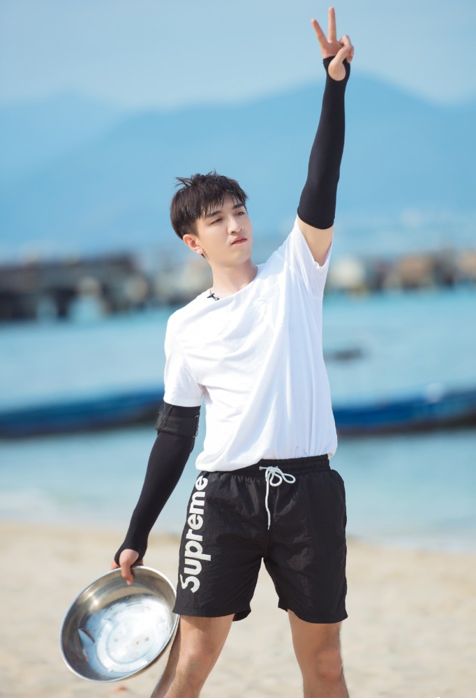 瞧瞧金瀚的粉色搭配,典型的花美男!