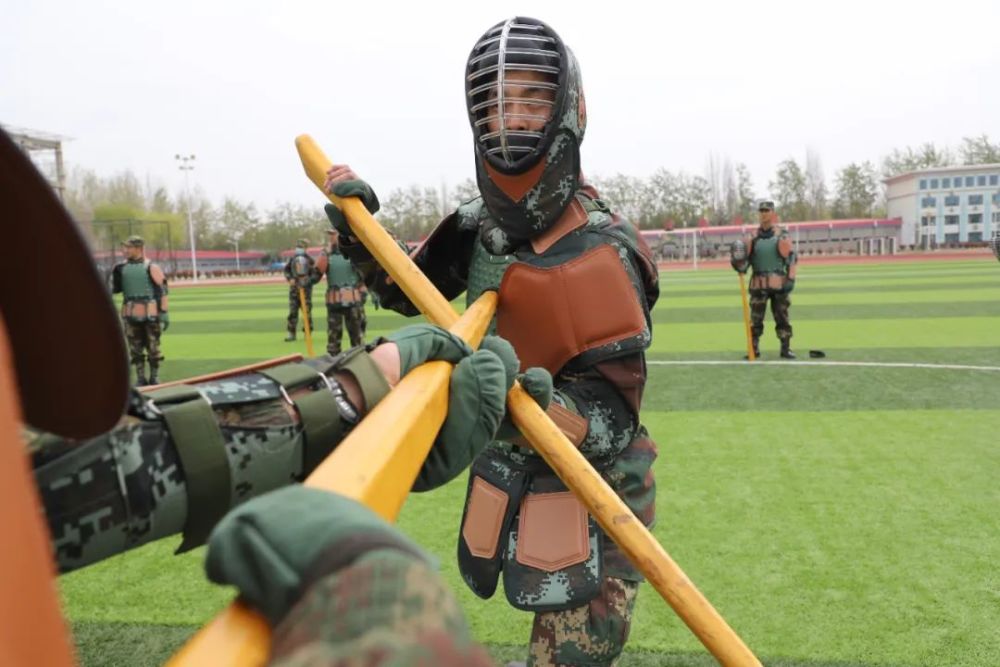 瞧这边,看导弹兵拼刺刀_腾讯新闻