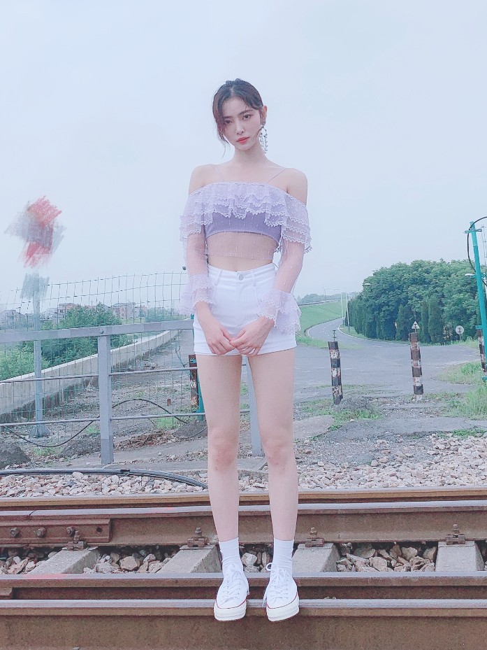 许佳琪出道前旧照流出,"儿童吊带"她当上衣穿,这腰怕是最细的