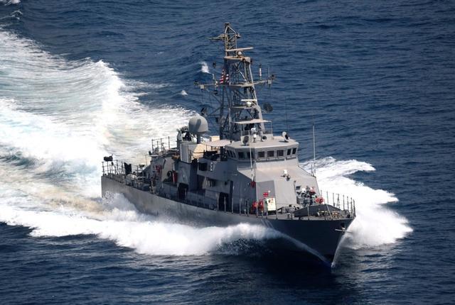 伊朗11艘舰艇逼近美国海军,袭扰1小时最近距离仅10米