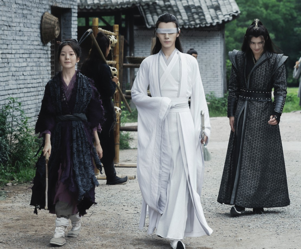 《陈情令》剧组集体送她上创造营,外出穿炫腹装时,谁不羡慕这腰