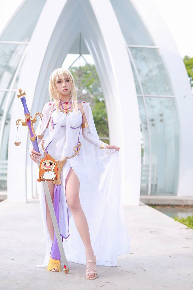 哥布林杀手剑之圣女cos,小姐姐虽然没有"各种袜",但就是说不出的好看