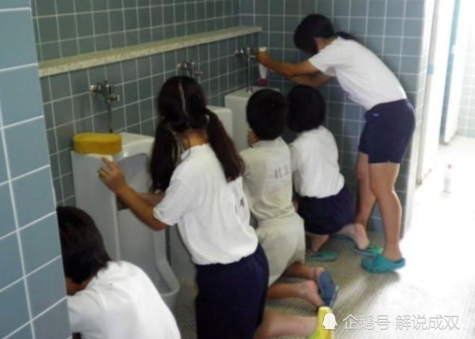 为啥初中女生上厕所都喜欢结伴而行原因无非这3点女生都懂