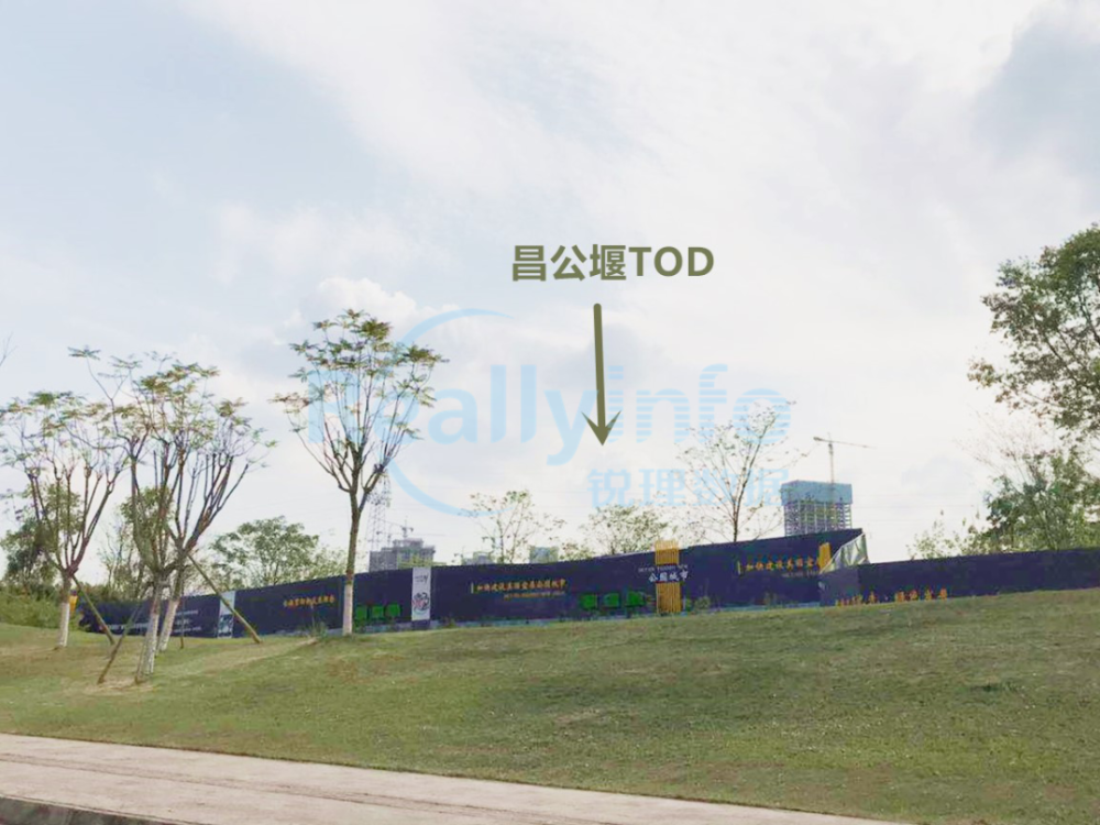 (昌公堰tod建设现场 来源:锐理数据)休息日,全家人步行200米至一号线