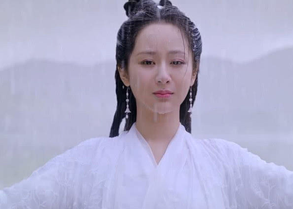 杨紫 迪丽热巴淋雨还行,看到肖战淋雨:暴露真实颜值!