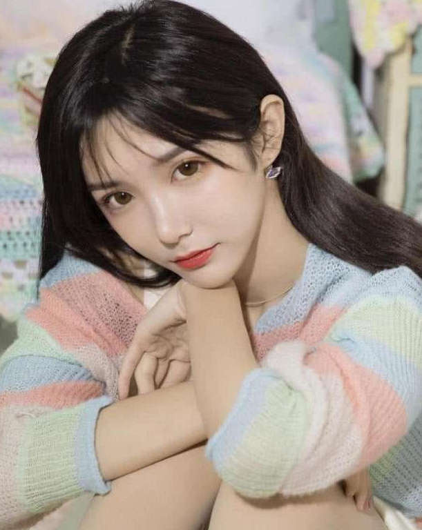 "女装大佬"艾比被问:在学校上厕所咋办?