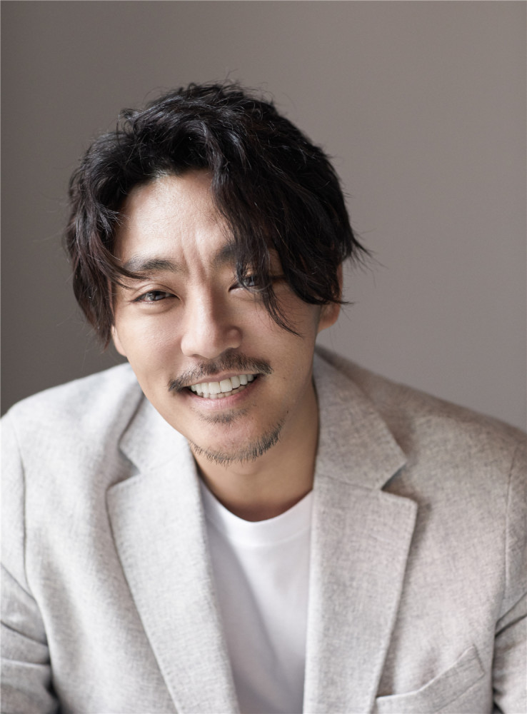 剧抛脸演员赵达西装写真优雅潇洒尽显雅痞风范