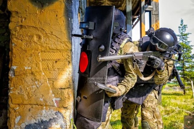 大盾牌配ak战术,端着机枪冲锋!