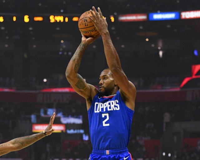 后来伦纳德来到马刺,投篮经过马刺的教练英格伍德调教之后得到了长足