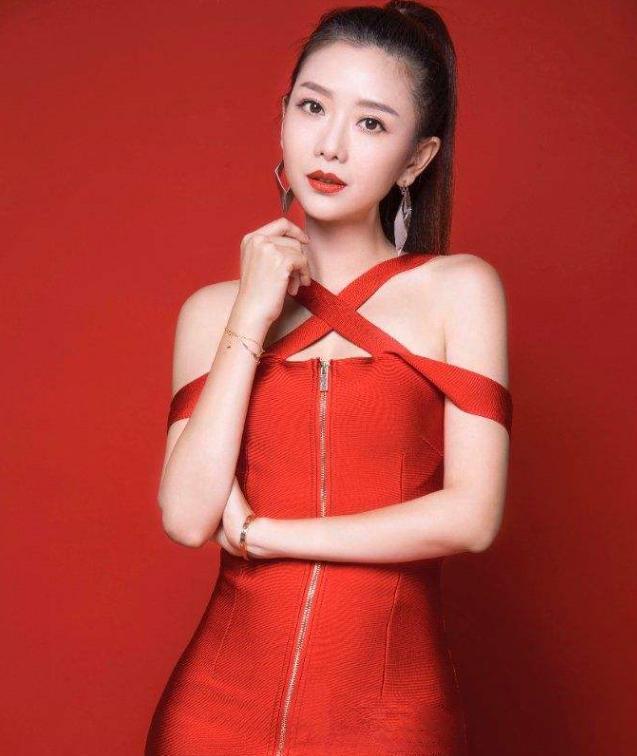 湖南台女主持yoyo罕见秀恩爱,被嘲脸比老公大,疑似变脸认不出_腾讯