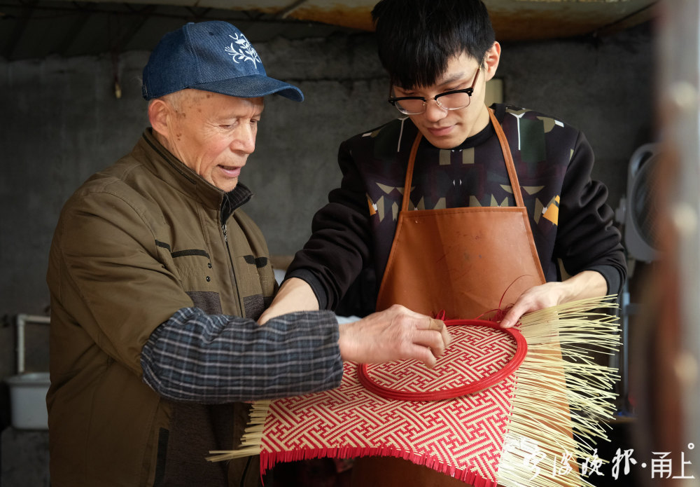 叶商杰在编中国红系列祖孙俩展示各自的动物竹编编竹编是件细心的活