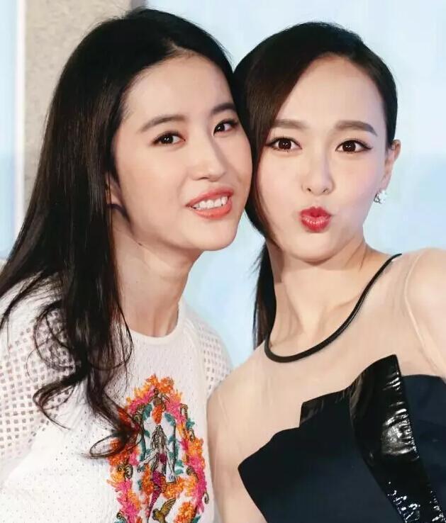 女星合影太心机,刘亦菲被逼出双下巴,谁都不愿和杨幂同框