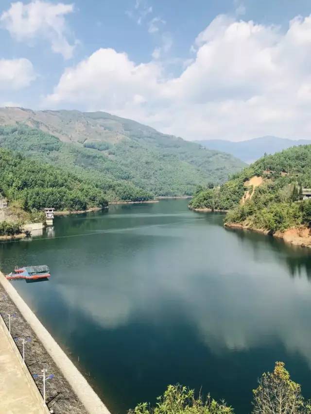 第二天从临沧市区出发,途径双江县,大约一个半小时到达冰岛老寨,中途