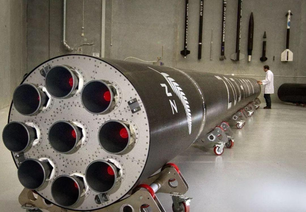 他强调说他制造的混合推进剂-飞梭式喷嘴尖火箭是一种粗糙简易的火箭