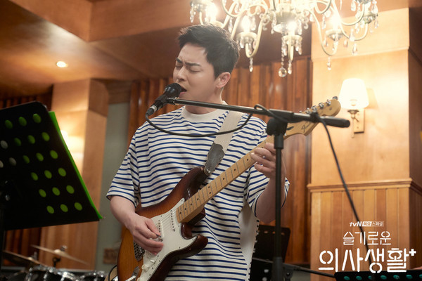 其实曹政奭献声唱歌已不是第一次.