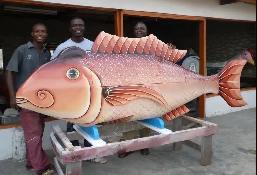 当然,这个鱼棺材才是加纳棺材的经典造型生前买不到的车,死后要坐进去