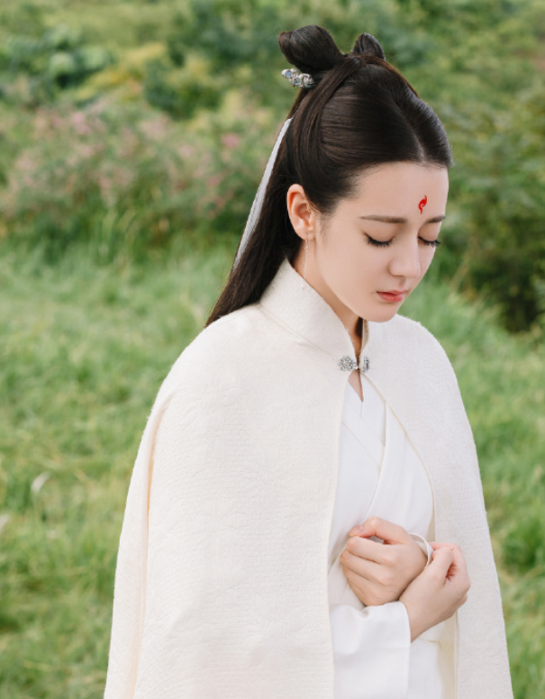 有种"心动"叫白衣古装,躲过了杨幂鞠婧祎,看到迪丽热巴心跳漏一拍