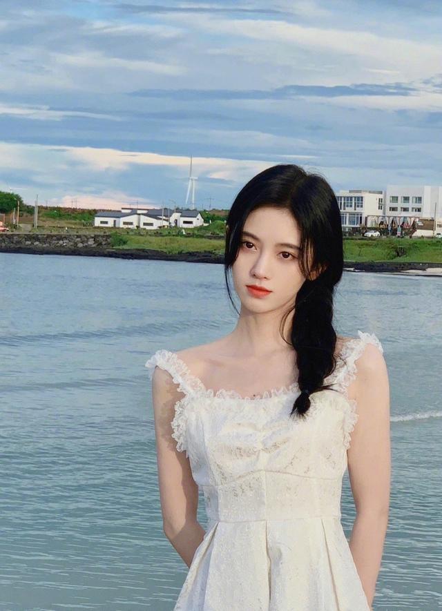 鞠婧祎真的好仙,穿白色吊带裙清纯又活泼,难怪被称"4000年美女"