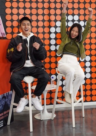 娄峻硕昨(15)日现身虾皮直播宣传,问及日前掌镜spexial风田的女友视角