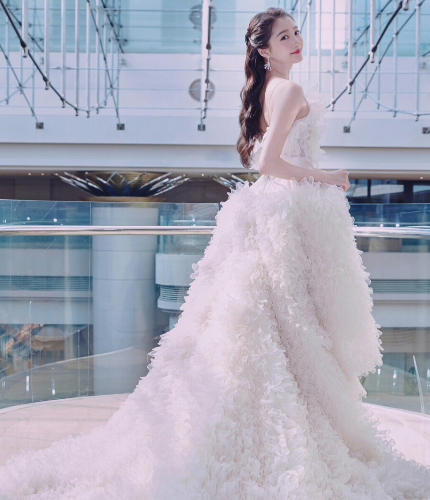 关晓彤的婚纱造型曝光后谁注意到她的新娘妆容真是太美了