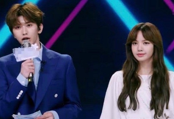 lisa166蔡徐坤184当两人同台时谁谎报了身高