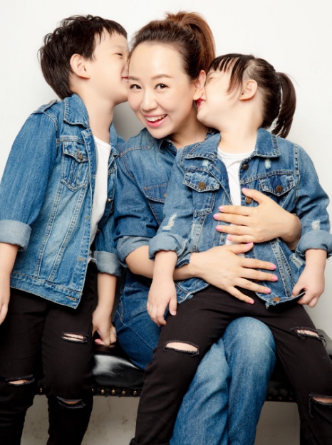 关凌出镜李静直播间,童星模样不在了,网友直呼比李静还老