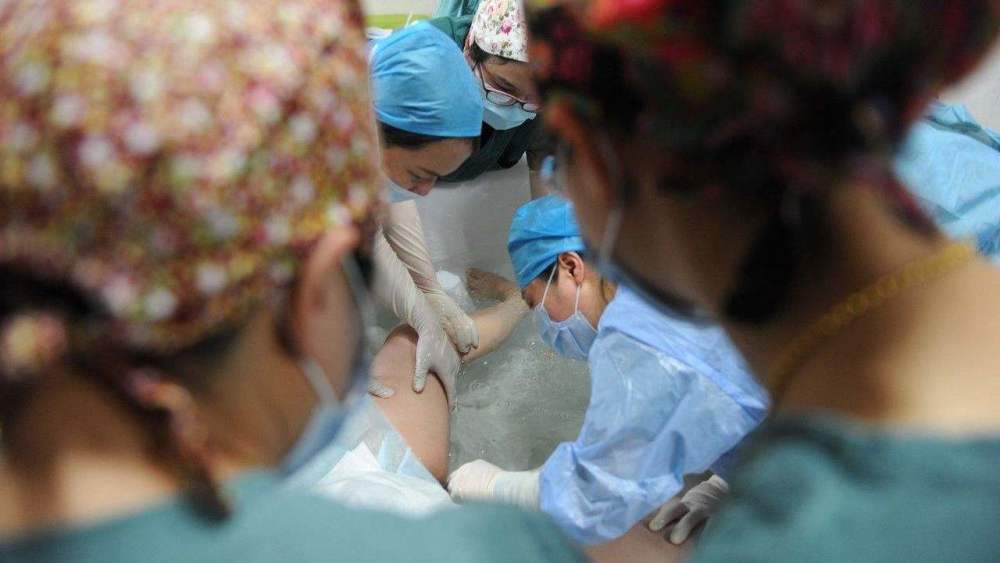 国外孕妇都在用的水中分娩真的适合中国产妇吗看完秒懂