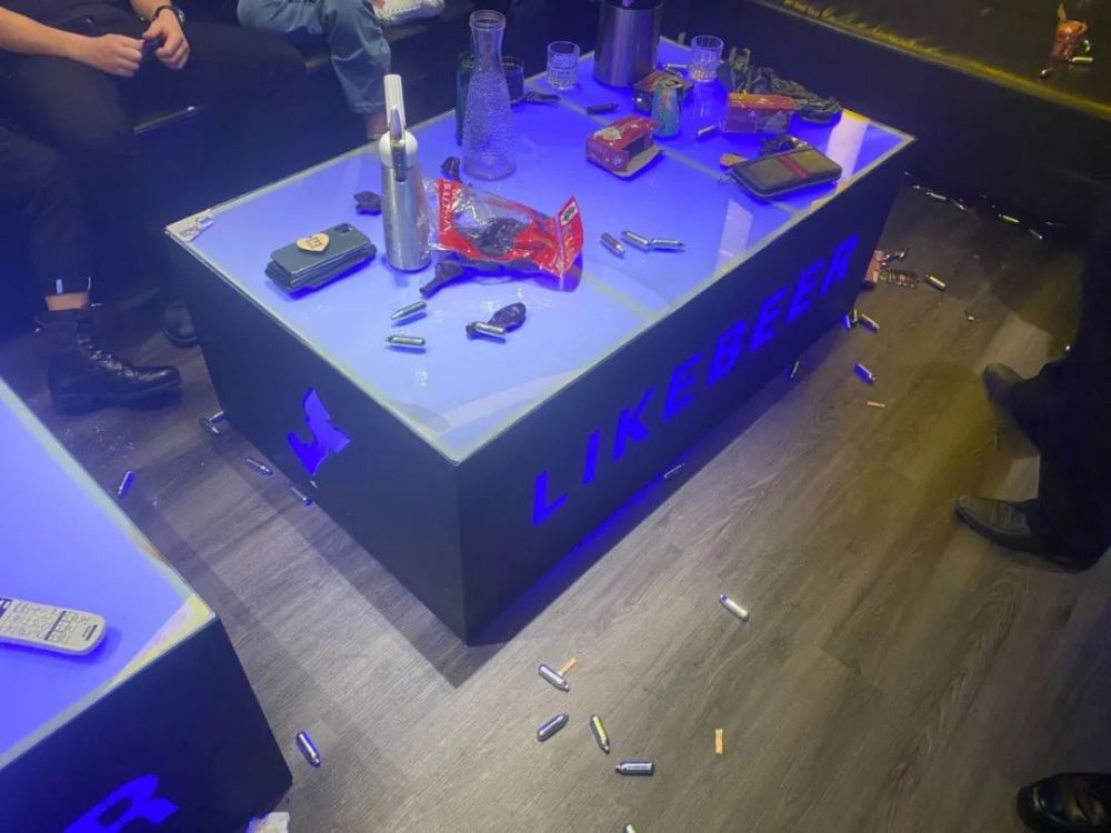 惊呆!长兴一酒吧包厢内聚集三男一女,竟在