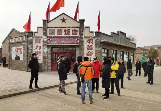 被改成招待所的原"国营饭店"胡八一三人发现上当,准备跑路的片段,还被