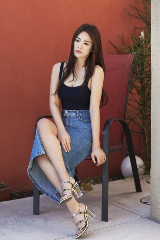 离开宋仲基后宋慧乔穿衣大胆,露脐装小吊带,这身段谁信40岁?