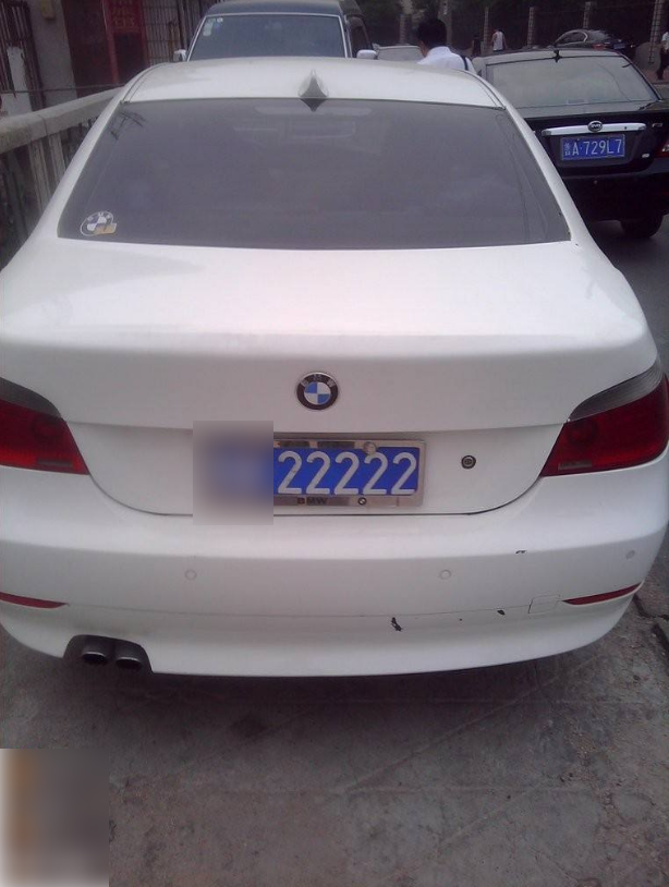 开封一辆宝马760成网红车,回头率碾压"88888",一看车牌明白了