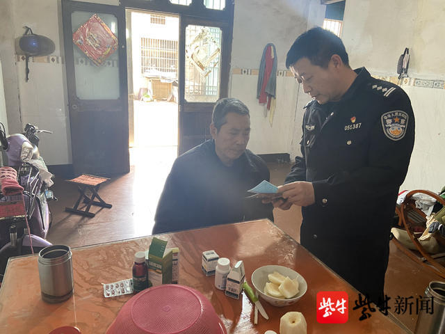 今年年初,68岁的李某来到常州魏村派出所求助,希望张斌能帮其上户口