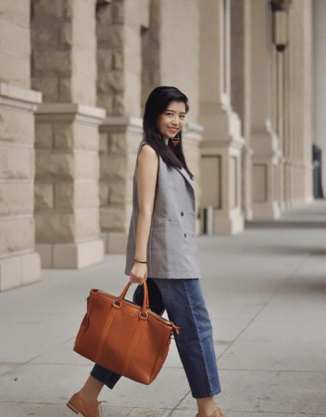 三木博主又现教科书式穿搭,无袖外套配牛仔阔腿裤,照着穿一样美
