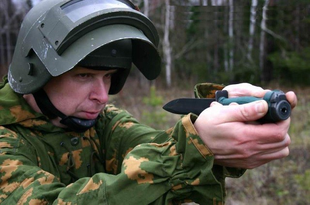 3,  匕首枪:这个武器顾名思义,就是既可以做匕首,又可以当枪.