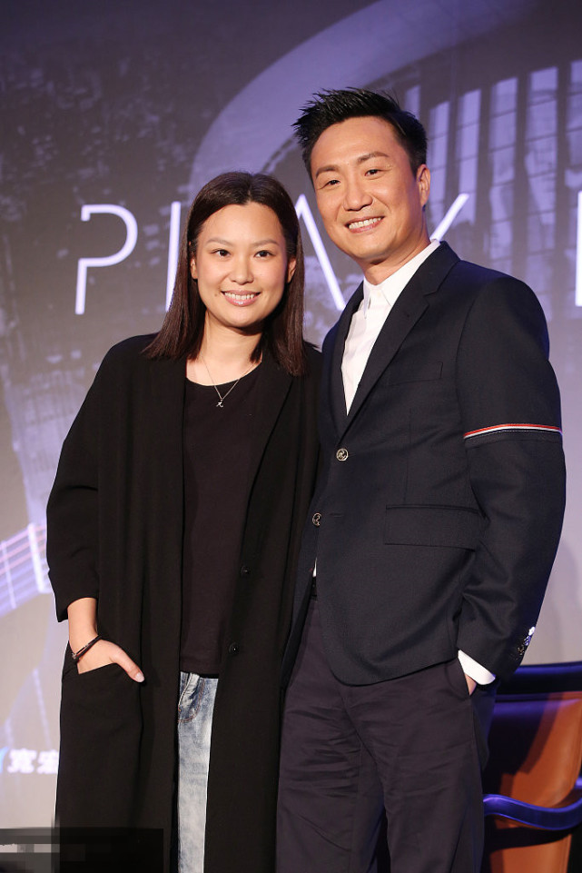 郑中基老婆精心打扮,都没有阿sa漂亮,笑起来脸上的褶子好多