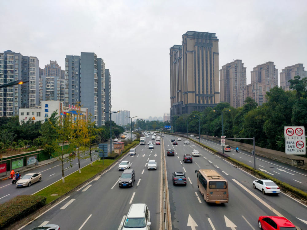 《2020年度中国主要城市交通分析报告》显示: 成都剑南大道南段