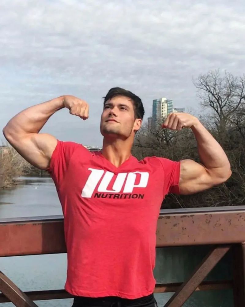 他叫connor murphy,来自美国,他是一名网红兼健身达人.