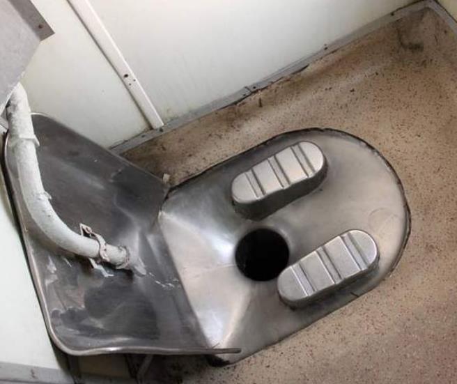 飞机上的"粪便"是怎么处理的?会砸到地上的人吗?空姐说出实情