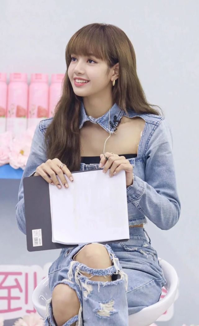 lisa秀"蚂蚁腰",身材纤细穿着时尚,网友:人间芭比果然不假