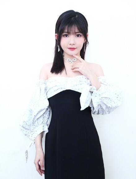 电竞女神空降虎牙,与红莲组队颜值完爆全平台,网友羡慕嫉妒恨!